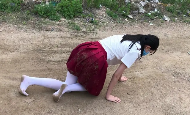 jk白丝土路打滚弄脏-6