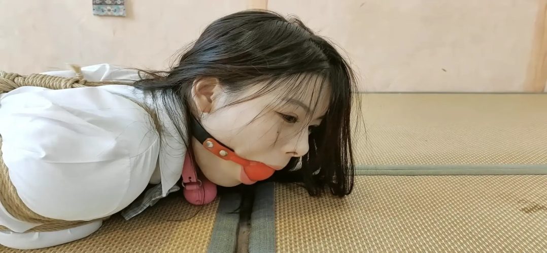 《脑筋急转弯问答游戏》小姐姐被女绳师塞上大口球绑上并腿海老缚的情况下做脑筋急转弯限时问答，回答错误，就会被女绳师拿筋膜枪惩罚，最后又被女绳师绑上超紧的驷马，内容精彩不容错过-7