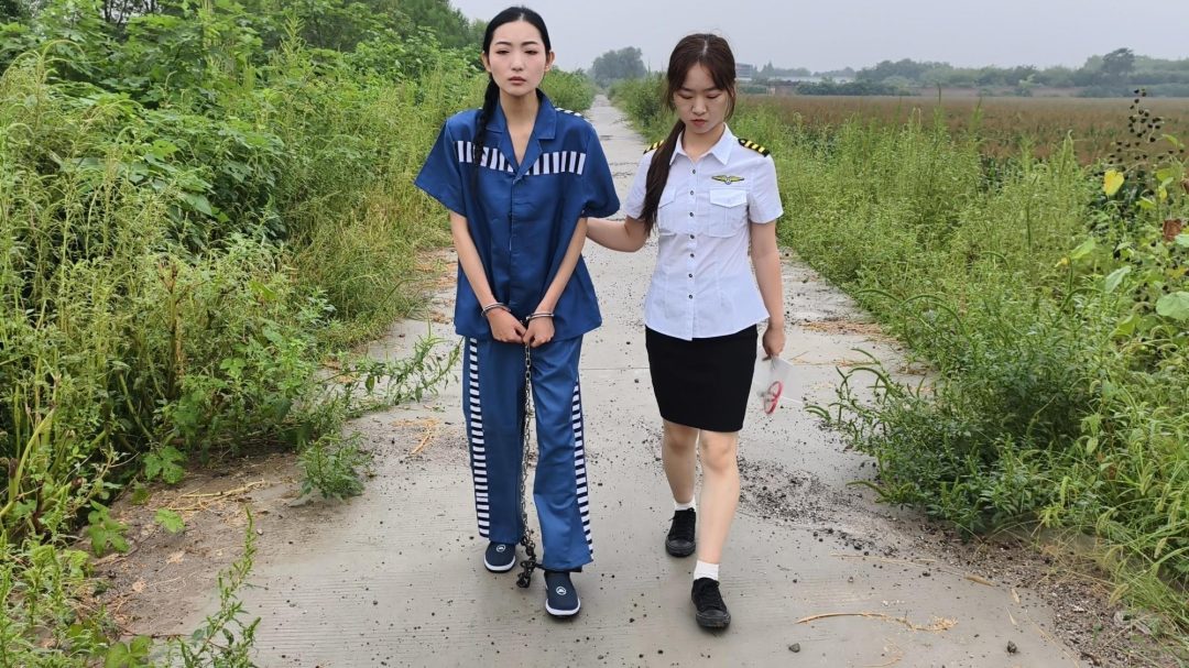 【忘忧社工作室】新模特沈冰（上）女犯沈冰被提审，询问其藏匿作案工具的地点，她称已扔在郊外但记不清具体位置。-9