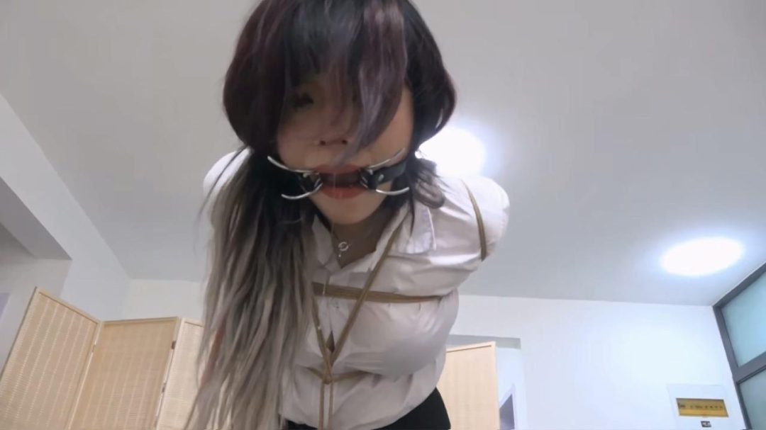 逍遥定拍：OL曼妮欧式紧缚后手吊强制弯腰流口水-8