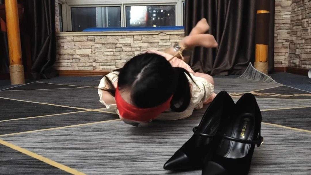 一绳所爱定拍————卢曼莹被劫持，惨遭捆绑放置，头发悬吊+严密驷马捆绑-2