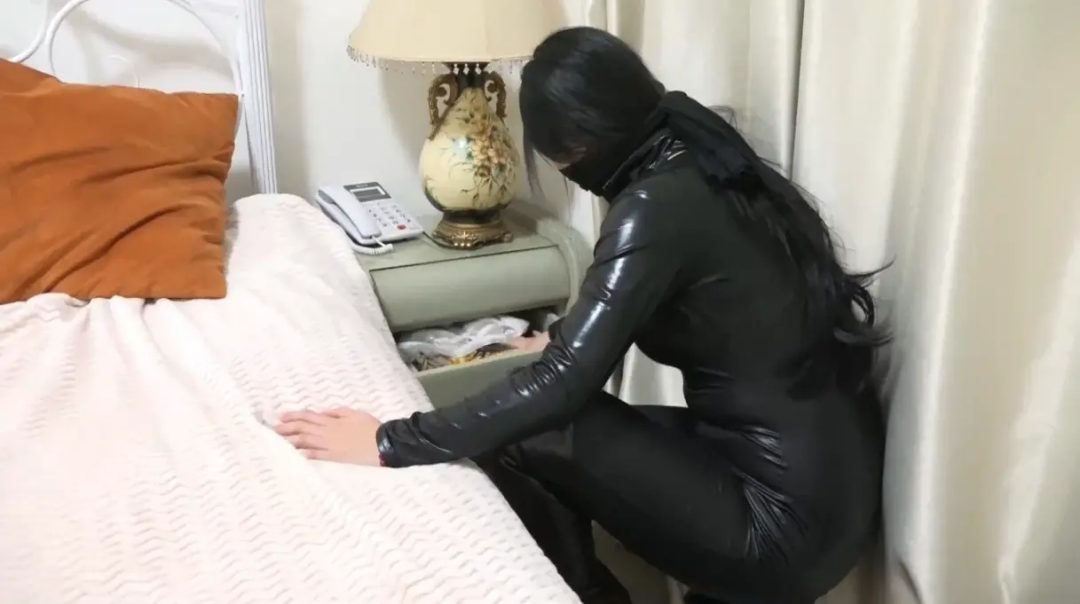 逍遥私人定拍《倒霉的女贼》上集 蒙面紧身衣女贼潜入失败被当场抓住 五花大绑口球堵嘴!-3