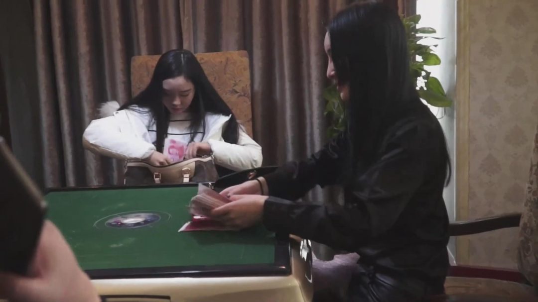 逍遥大制作无水印版《套牌大合集》，打牌出老千的美女，会受到怎样的严厉惩罚呢？-2