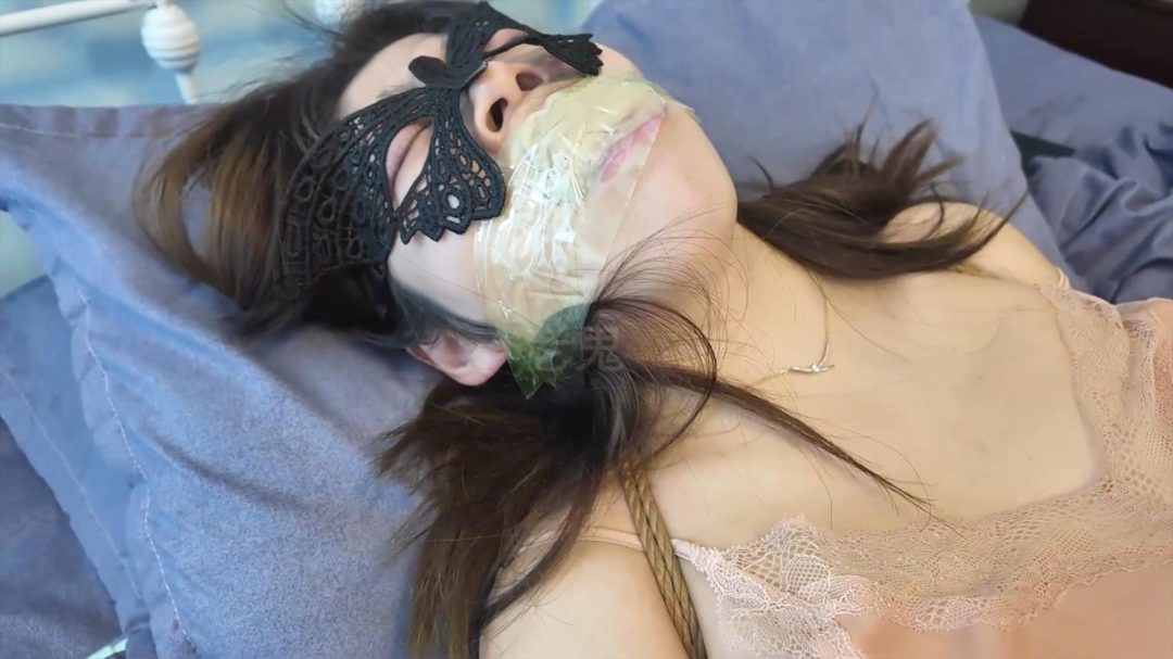 初心《周慧特殊的按摩》【绑着做SPA/灰丝无bra睡衣/透内裤/口球丝袜堵嘴/小玩具/访谈】-7