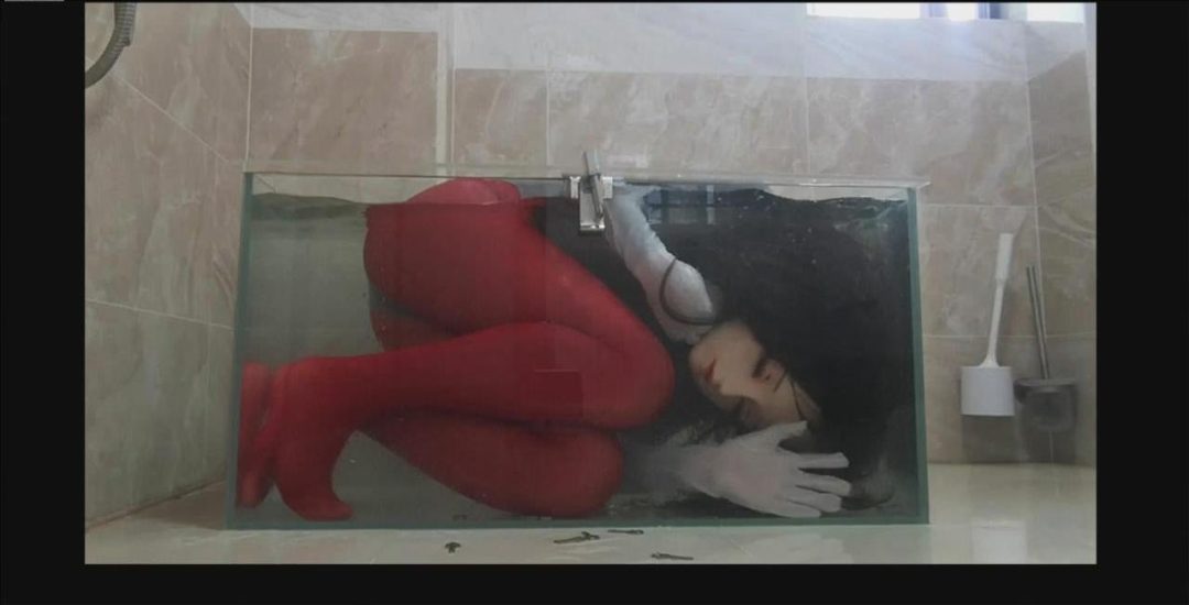 【kig】在家作死玩水箱逃生，把自己锁在水下还上了锁，没想到新锁居然打不开了……-3