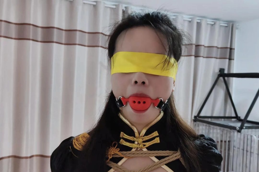 丰满美女晓影COS宁红夜捆绑紧缚驷马大号口球放置流口水-6