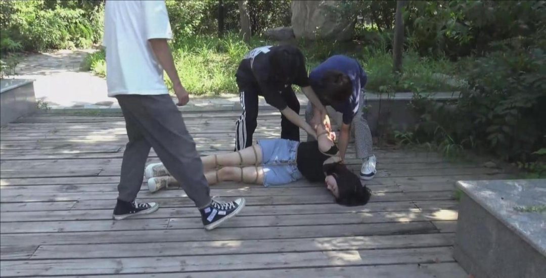 《女老大落网记》上集 无恶不作的女老大，看看女老大干的事-1