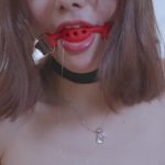 红鲤鱼作品《带镣铐的小琪》，妇女节自己带镣铐和口球流口水的小琪。