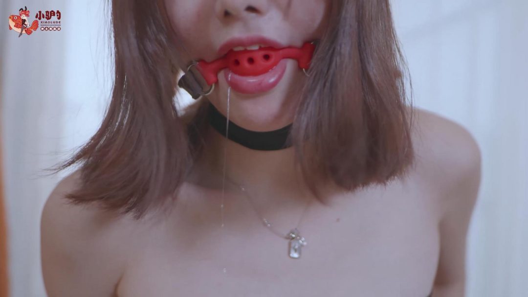 红鲤鱼作品《带镣铐的小琪》，妇女节自己带镣铐和口球流口水的小琪。-1