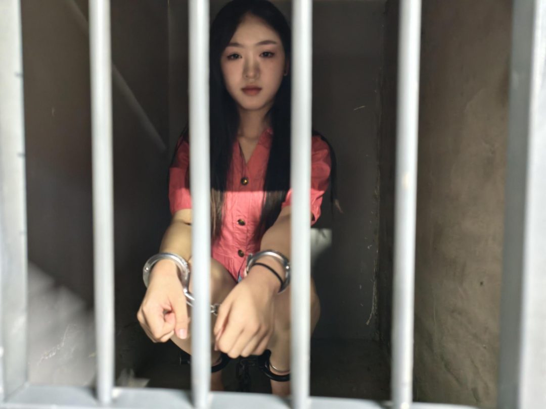 【忘忧社工作室】新模特美女记者林嘉来名叫忘忧社的监狱风格体验馆体验，当女犯的一天，带手铐脚铐，脚镣，以及犯人不听话会遇到的各种刑罚，后高手吊起来，关笼子，上老虎凳等，度过了难忘的一天。-5