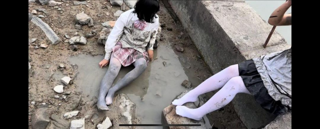 女仆装+jk 双人滩涂玩耍玩泥-4
