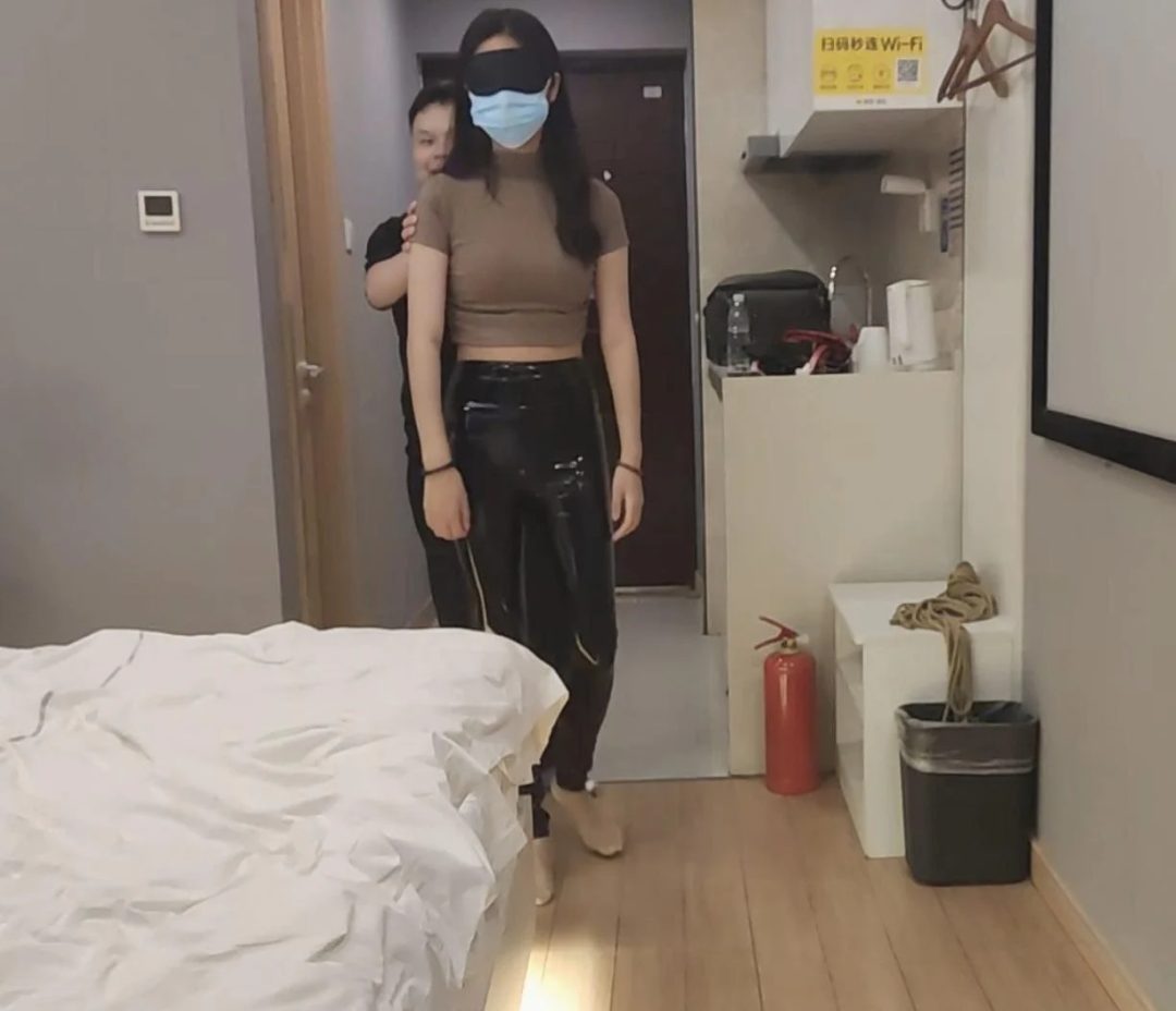 预约比明星漂亮超级女神晓涵酒店捆绑终极TJ过程(晓涵最后一部 三部中必看的一部） 附一张本人头像照片（全程对话 真实体验）-3
