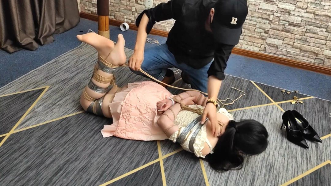 一绳所爱定拍————卢曼莹被劫持，惨遭捆绑放置，头发悬吊+严密驷马捆绑-11