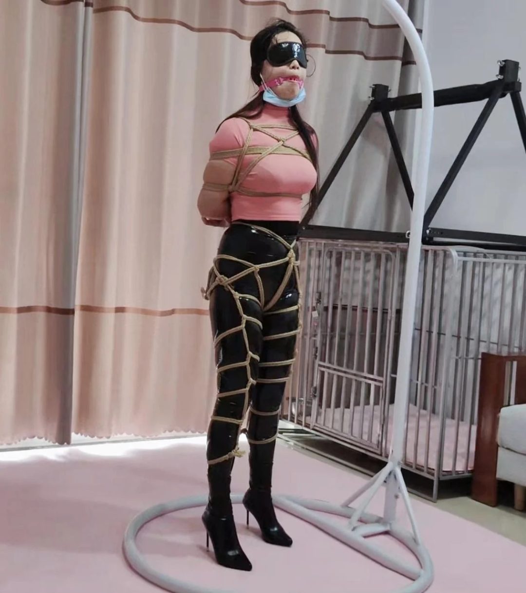 气质大美女晓影瑜伽紧身上衣性感皮裤细跟短靴紧缚口球单腿独立吊强制罚站难受坚持痛苦-8