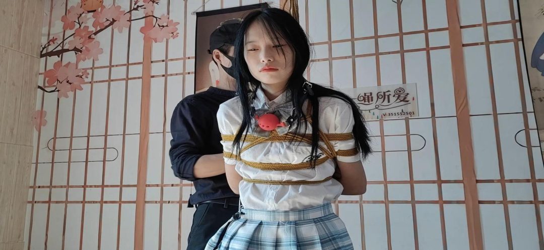新模小英《日式吊缚站立放置》超长时间放置，堵嘴元素比较多，口球，木棍，口枷，口枷嘴撑到最大，口枷整整咬了半小时，低血糖整整坚持了一小时，差点哭了-2