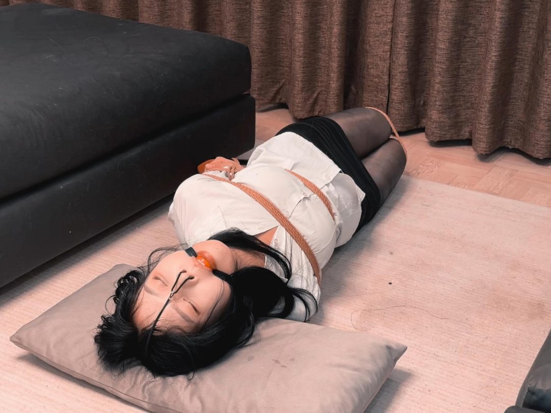 高颜值女神黑丝白领，驷马捆绑放置、口水直流、鼻钩、丝袜套头、美颜破坏！-5
