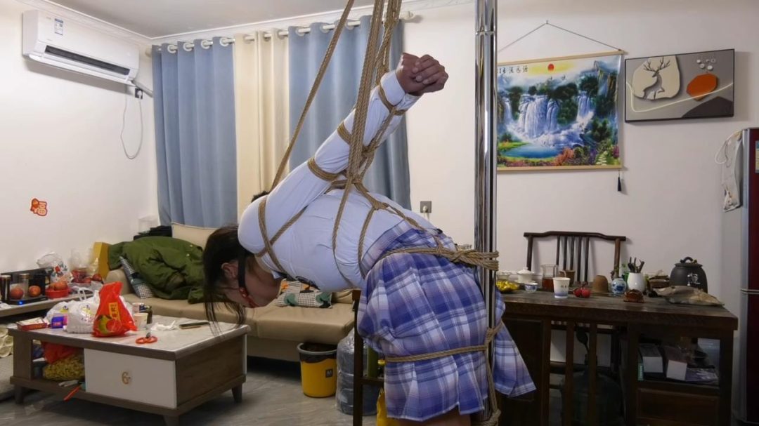 新片《一根钢管花样缚》被绑架的JK服的女学生花样捆缚-3