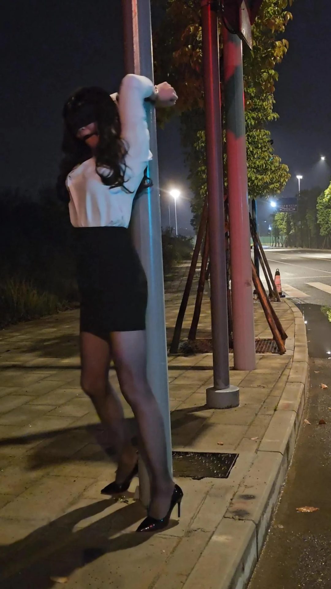 户外OL蒙眼口球背铐在红绿灯杆SubM-3