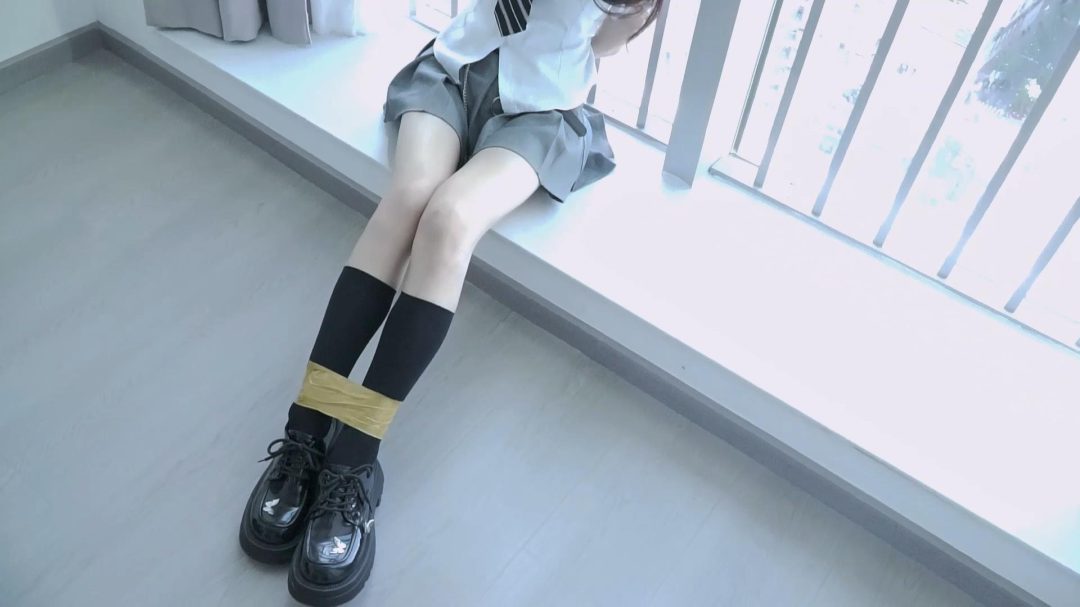 小清新居家JK妹妹，被上门检查煤气的哥哥用黄色胶带捆绑，堵嘴，发生……-1