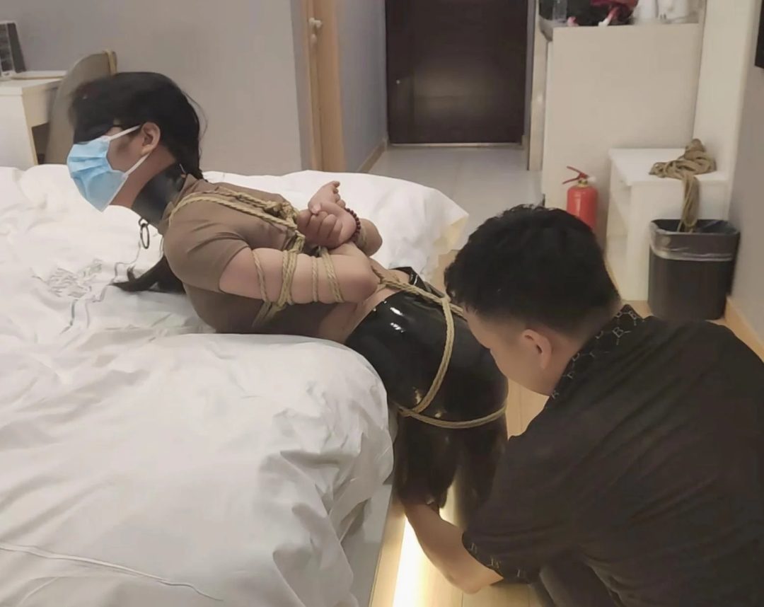 预约比明星漂亮超级女神晓涵酒店捆绑终极TJ过程(晓涵最后一部 三部中必看的一部） 附一张本人头像照片（全程对话 真实体验）-9