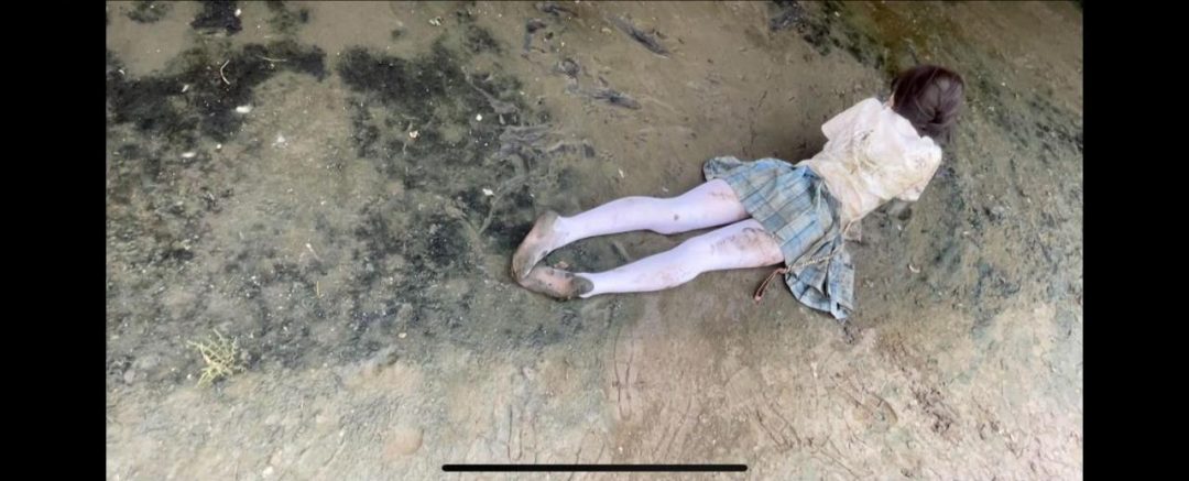 JK白丝臭水沟捆绑 路边朝路人展示 浑身弄脏 绝对刺激-8