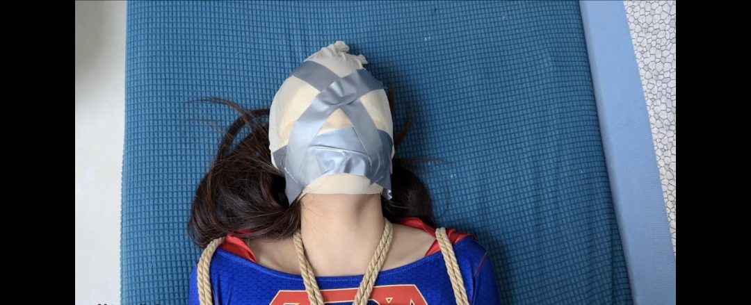 【梦川订拍】被定身放置的女超人 灵儿 四脚朝天捆绑 脚趾缚 鞭打 吃原味丝袜 电击 挠脚心特写足控福利 定身封闭五官-5