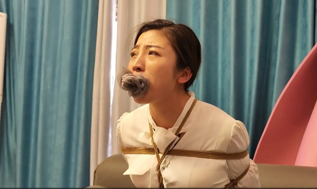 漂亮主妇妈妈的入室劫持-1