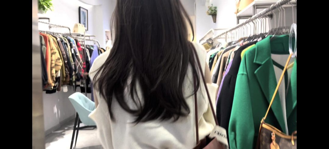 终于敢进商店买衣服啦，售货员小姐姐真的是社牛，搞得小晓都社恐了，最后还去蛋糕店买了第二天的早餐-2