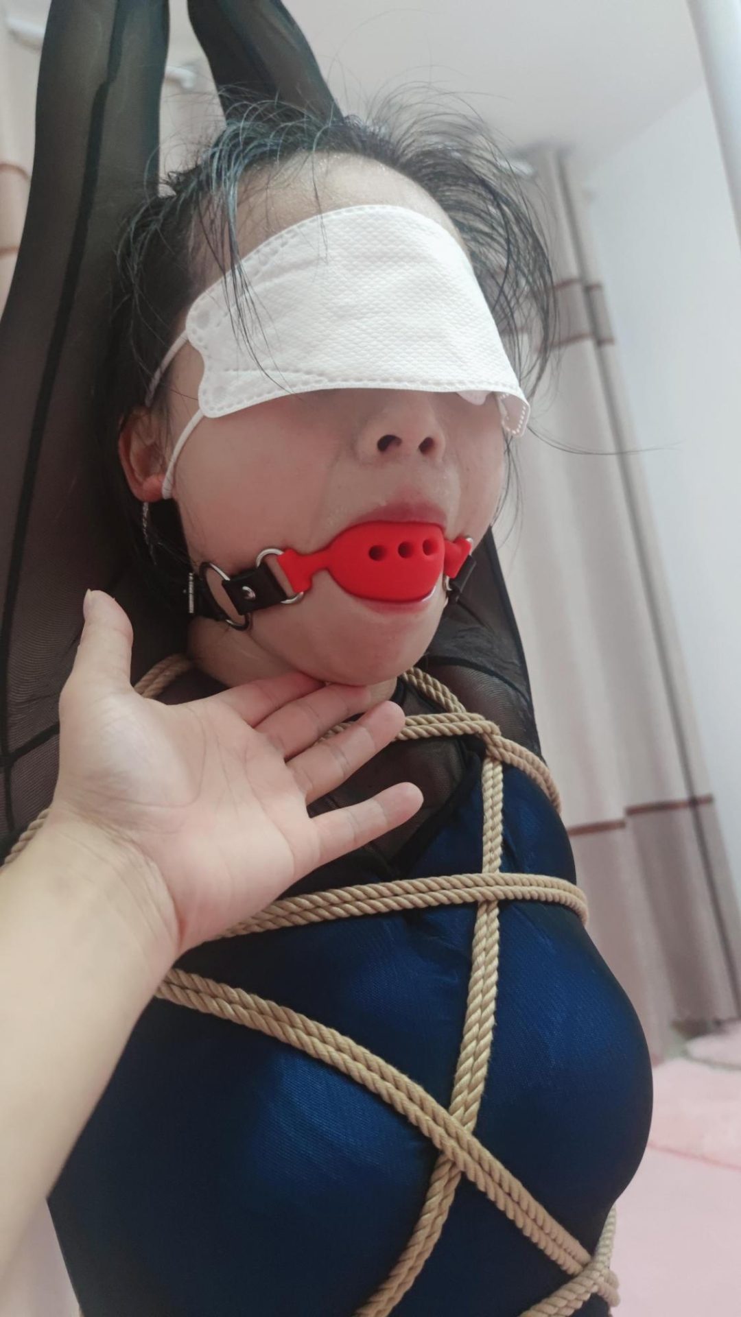 难受的全身绳艺束缚 挠痒痒把小姐姐惹火了发脾气 (用绳比较多，绑的有点紧 )-4