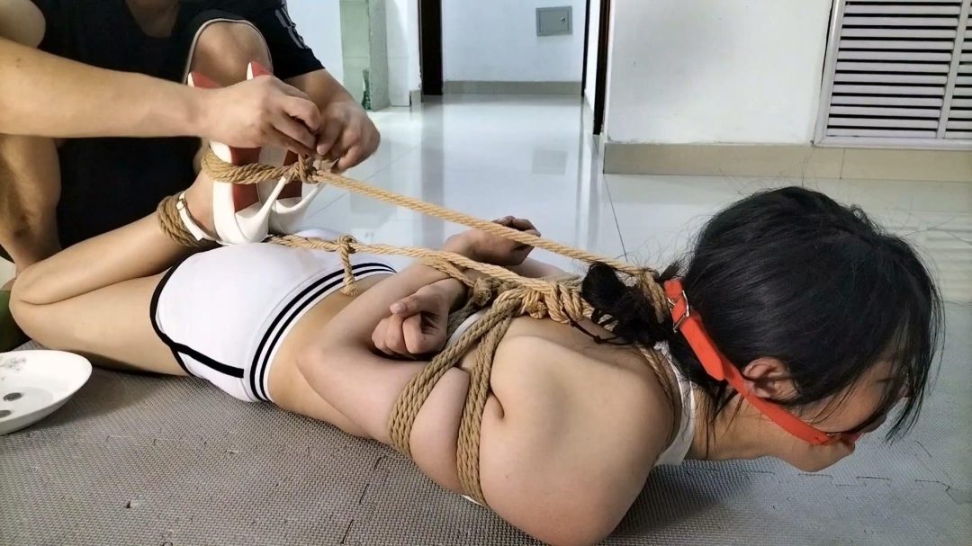 茹茹.被投资骗子欺骗后，茹茹爬行搬运硬币[第二系列]-7