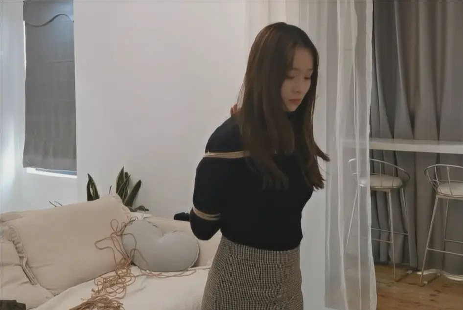 奥特曼：超可爱新妹子涵崽，紧缚放置，挣扎到屏幕外，大喊救命，差点哭出来-1