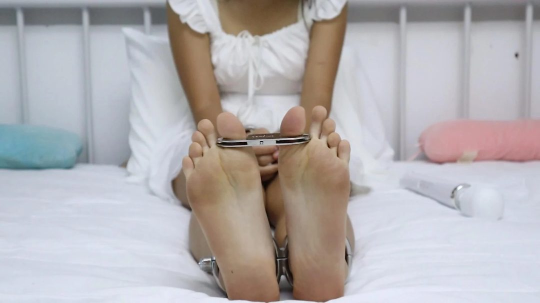 软妹婉婷 偷玩室友镣铐被发现 棒棒惩罚 挠脚挠全身TK 手铐脚铐脚趾铐-5
