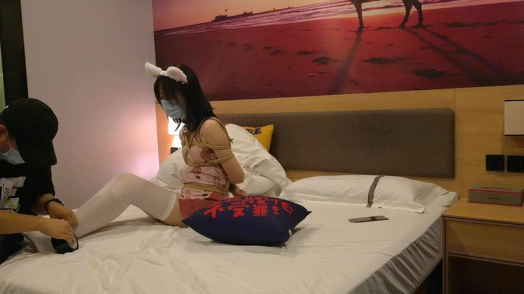 琳斓白丝睡衣脱缚-3