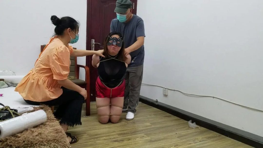 记忆之绳定拍：男女S捆捆堵折磨中年胖女M-5