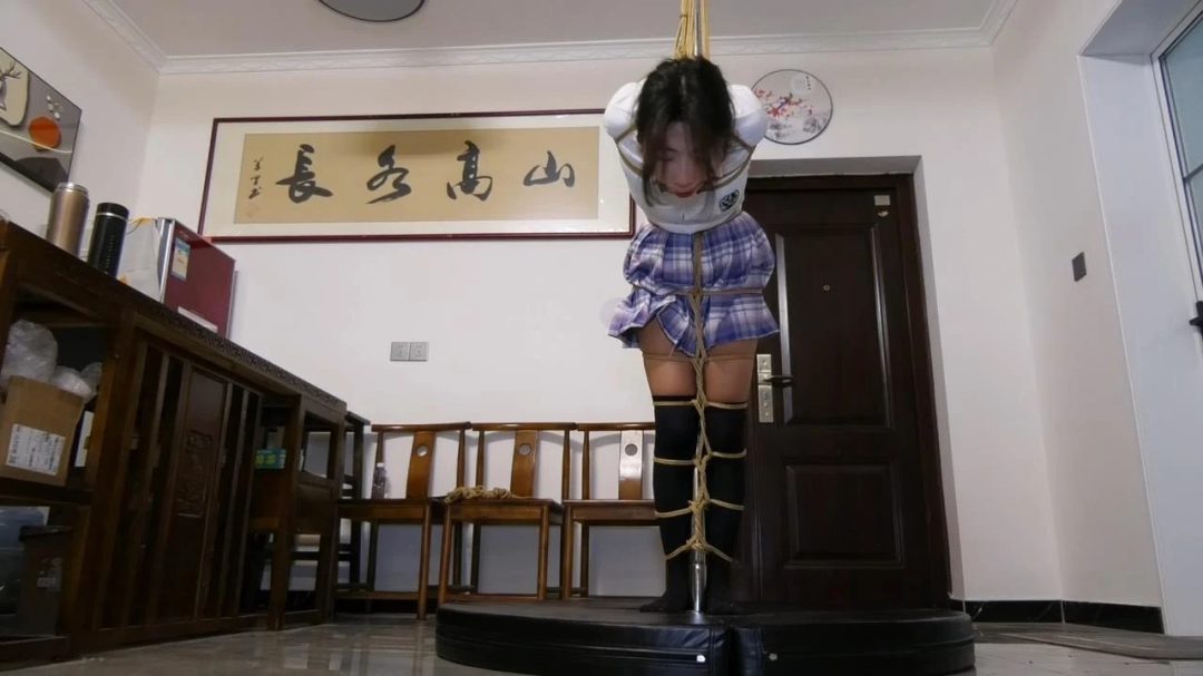 新片《一根钢管花样缚》被绑架的JK服的女学生花样捆缚-1
