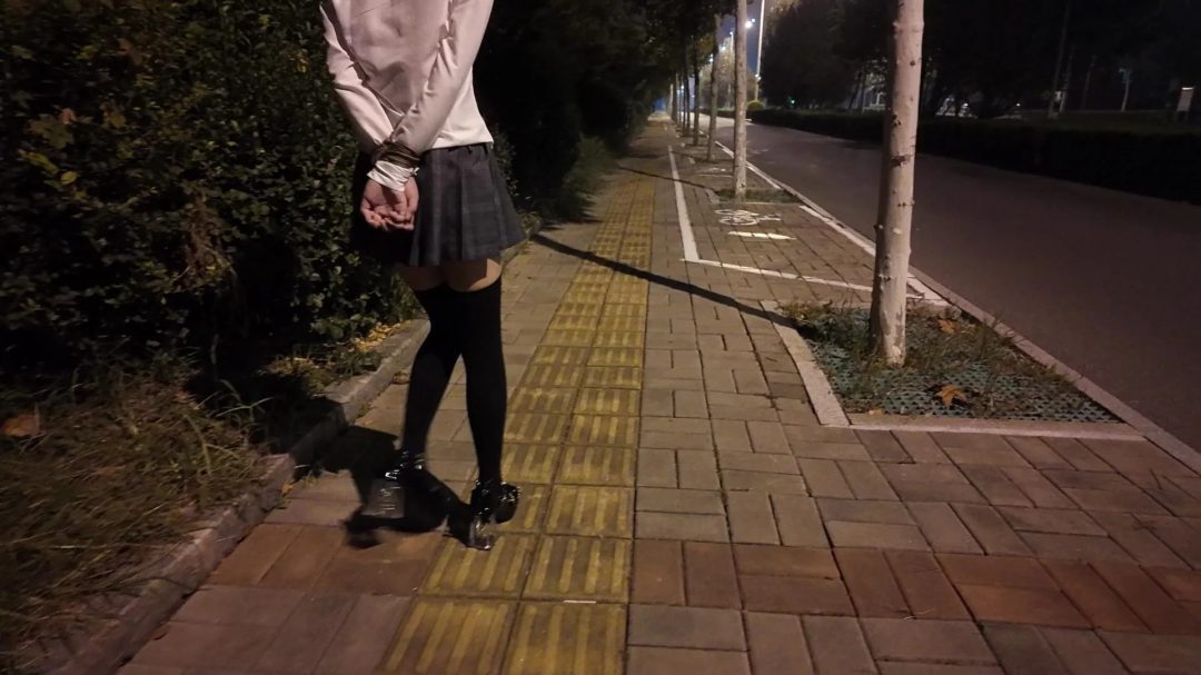 新人少萝妹子霜喵 捆绑户外调教 悦耳萝莉音耳边姣川 对话声音都颤抖了 专业麦克风嘴边采音戴耳机犹如妹子在身边 梦婷亲妹上场效果超好-1