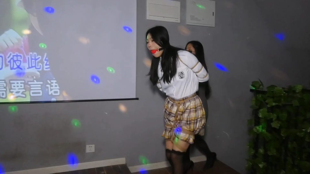 新场地定拍《酒吧里调教女M》 女大学生被酒吧女主绑架到酒吧调戏玩弄-6