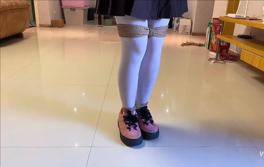 煎熬的体罚训练蹦跳 捆绑手脚 坐到地上捡物品 慢慢移动向前走 JK白袜有缘味 最后访谈 倾听小美女的心声-1