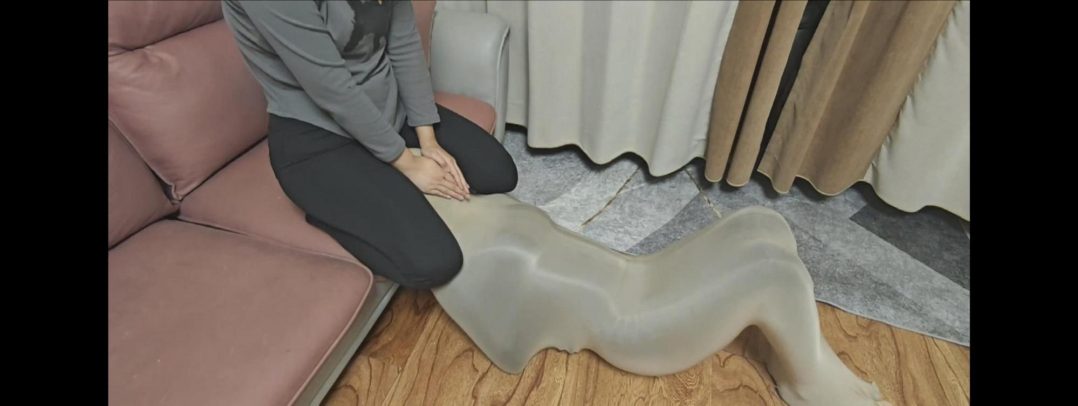 丝袜睡袋全包坐脸，踩踏玩弄女M,喜欢丝袜全包和坐脸的推荐这部-2