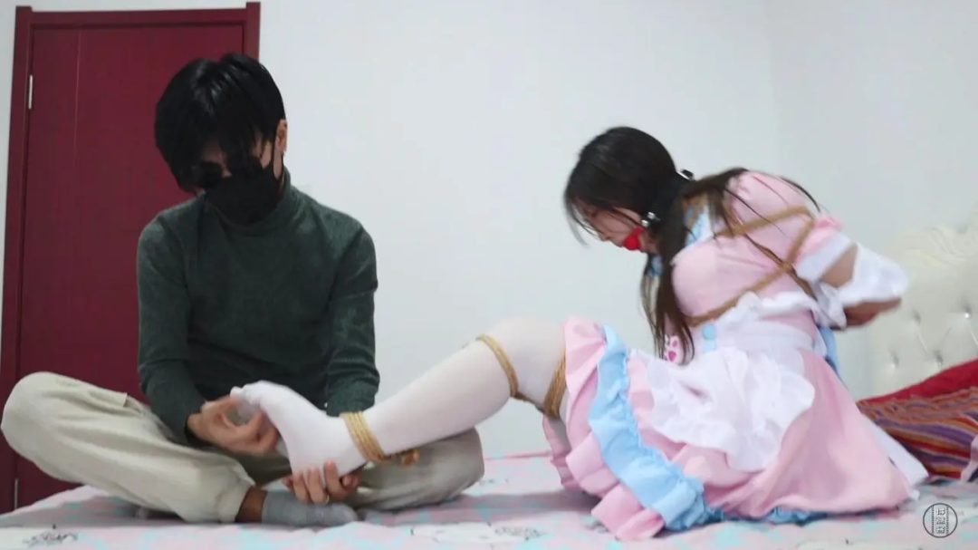 老板与秘书02 OL装驷马捆绑挠脚心-8