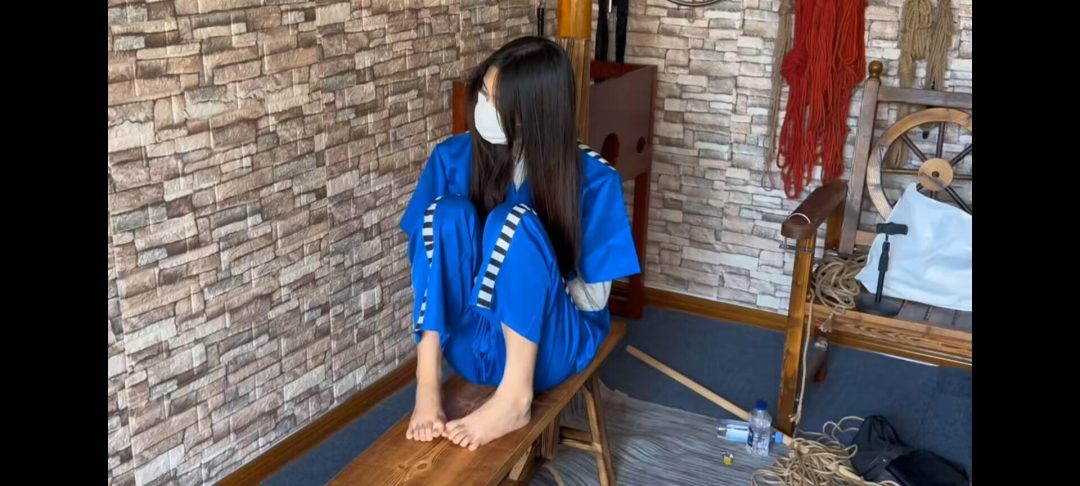 蓝衣女囚犯老虎凳镣铐-5