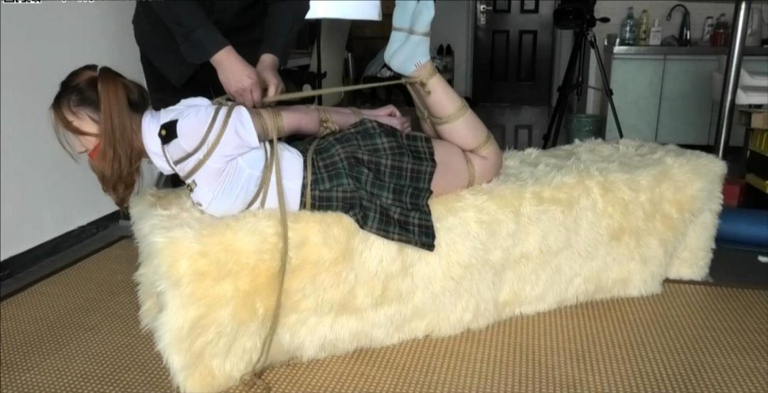 双马尾大一女生周颖绳艺初体验，极限直臂驷马，口球、棉袜堵嘴、TK测试，青涩的少女、忐忑的心，肉肉的丫丫很可爱。-3