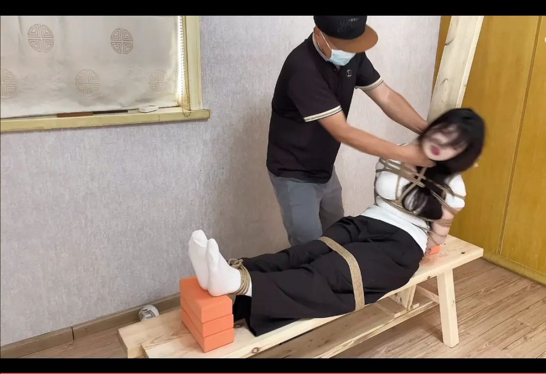 执法人员擒获嫌疑人后，竟采用老虎凳这种残酷手段逼取口供，最终将嫌疑人掐到在老虎凳上昏迷不醒-6