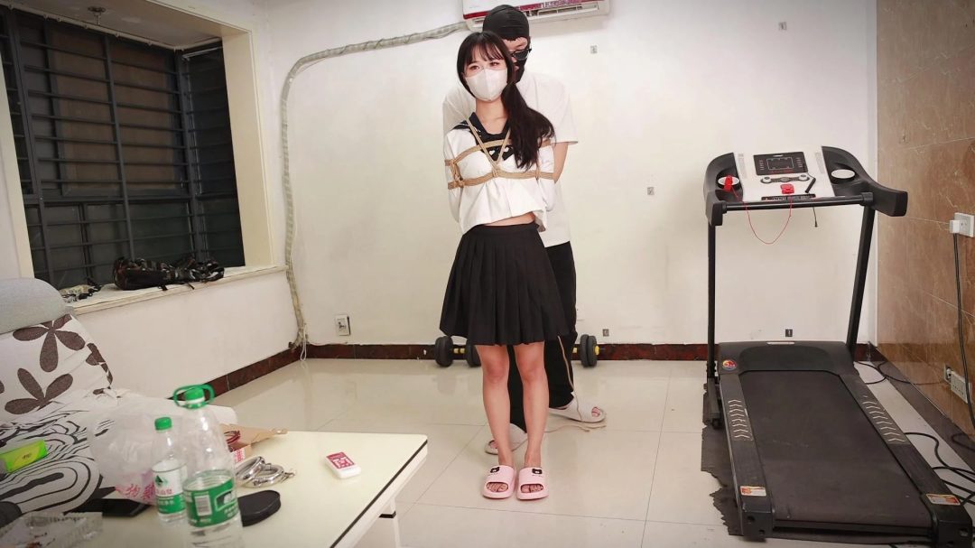 北北被关进笼子啦，日式后手戴着脚镣的北北不甘不愿的被关进了笼子里。只有一个头部被锁在笼子上方。从缝隙里伸进去两根痒痒挠挑逗下。-5