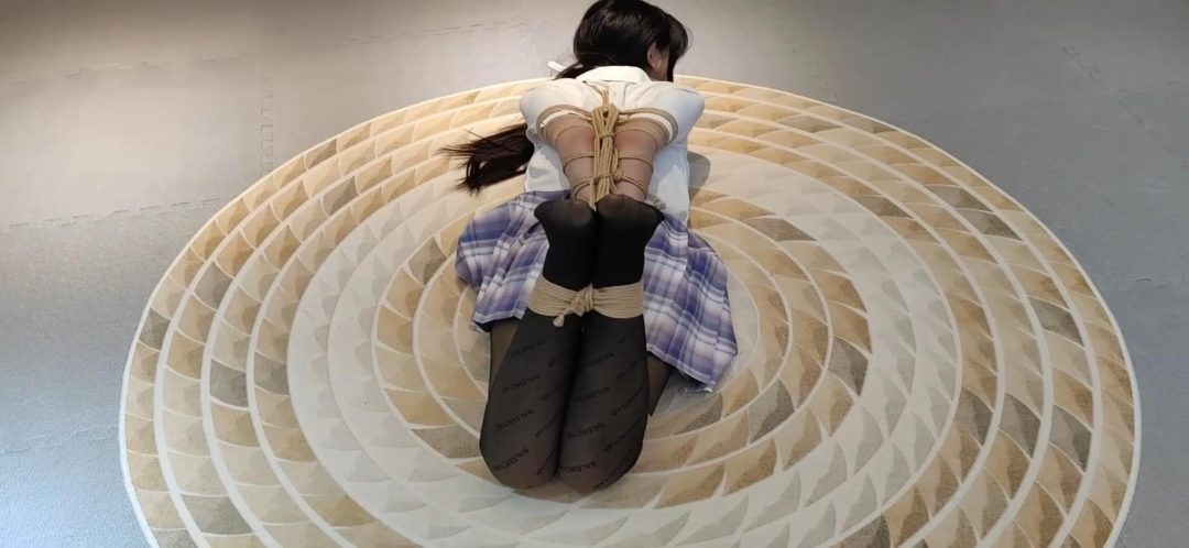 《颖颖绳艺体验访谈》小姐姐长得很好看，后手观音，日式，海老缚，欧式直臂，驷马，大号口球，基本全部绑法都绑了一遍，最后还有小姐姐自己戴两款大号口球，真实感受述说，绝对不亏！-9