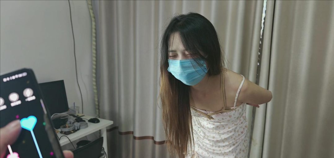 模特桃桃 眼睛很大 身材巨好 真空穿着碎花裙 强制行走 照镜子-2