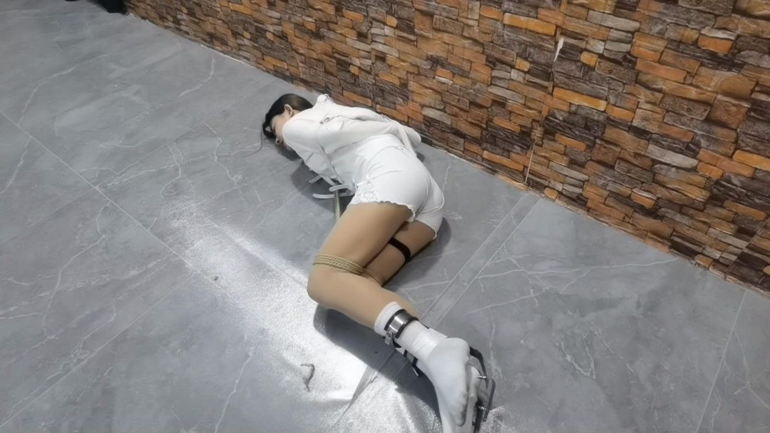 让希希穿上铁钉高跟,下面放入电击玩具,远程操作强行猫步走一小时,能否成功,..-4