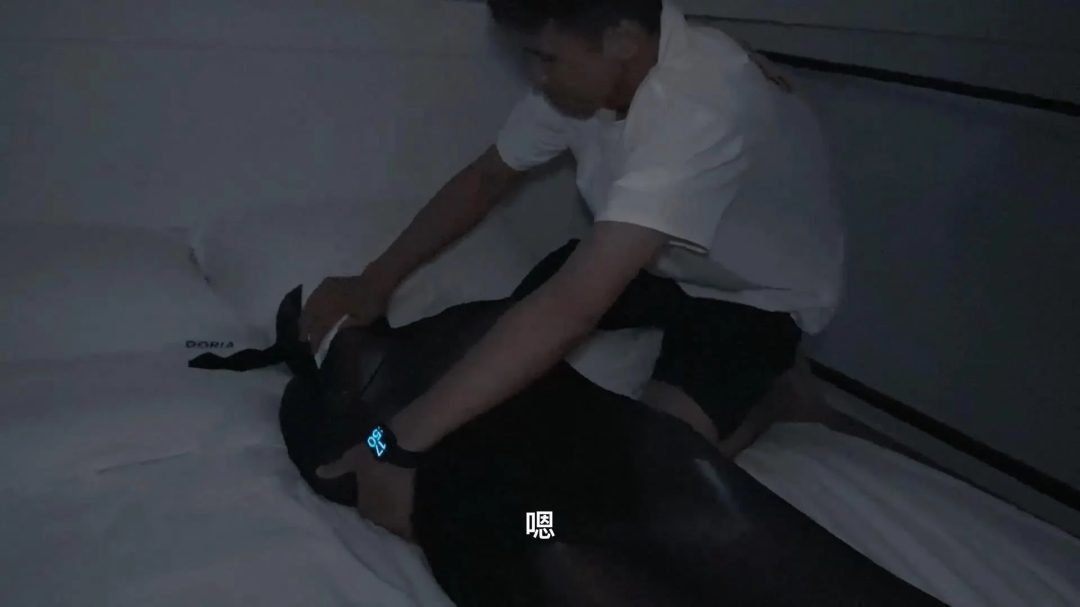 油亮丝袜JK妹妹居家自玩丝袜全包，谁料劫匪入室胶带捆绑，手铐高手束缚……-2