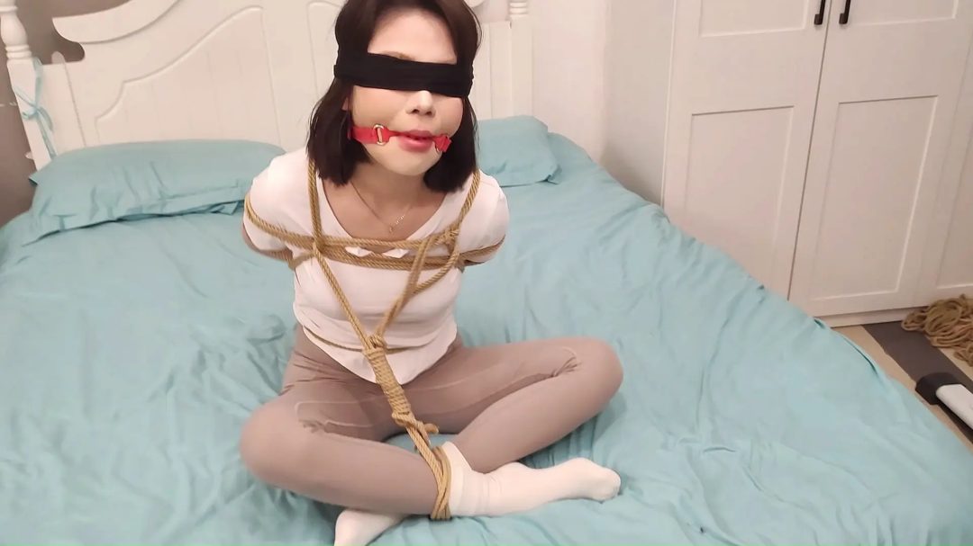 美女白袜 瑜伽裤 捆绑 海老缚 挣扎-8