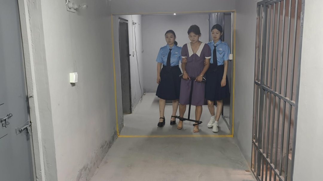 【忘忧社工作室】新模特以墨因受不了上司长期骚扰，失手s了人，被抓回来后拒不交代，被带工字铐，关小黑屋，后来终于受不了坦白从宽，换上了码法脚镣-3